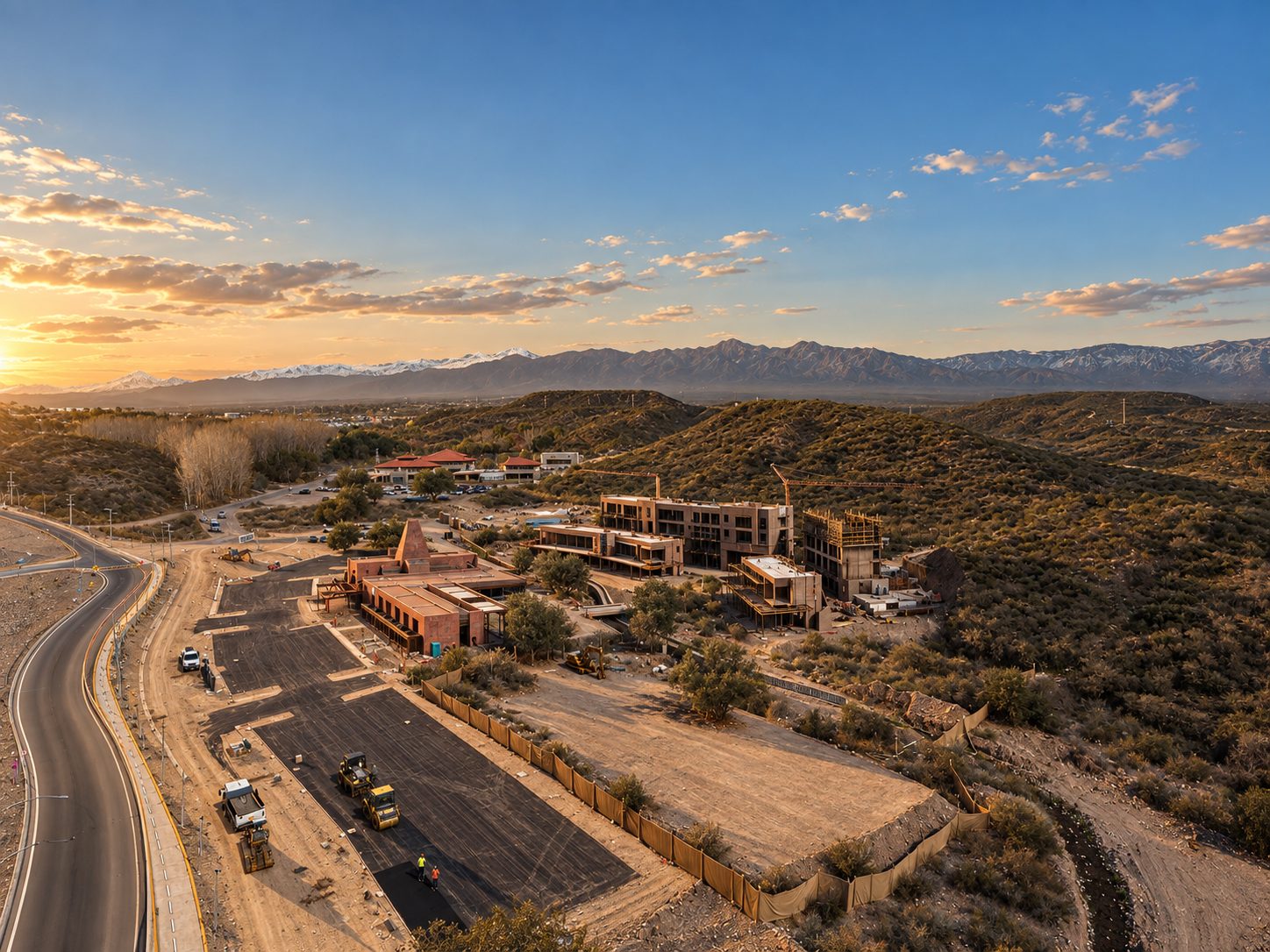 El Borgo al atardecer con la cordillera nevada