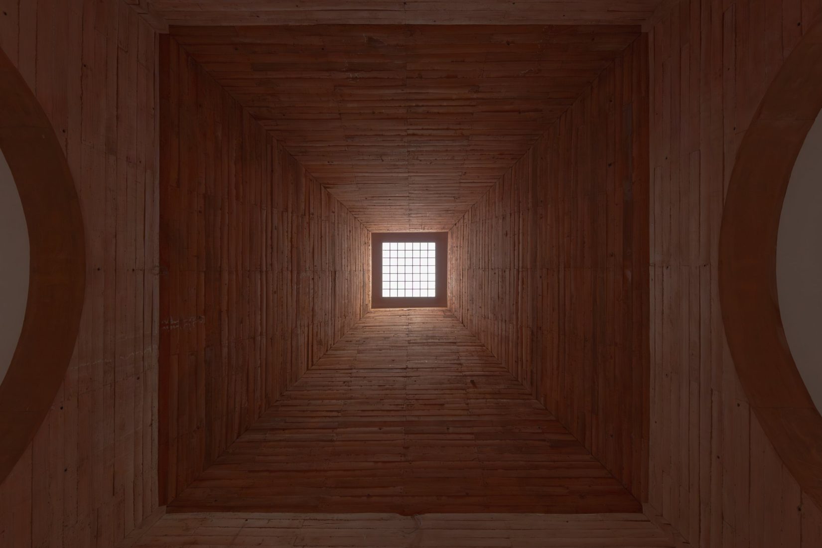 Interior de la pirámide del Zoco con su lucernario