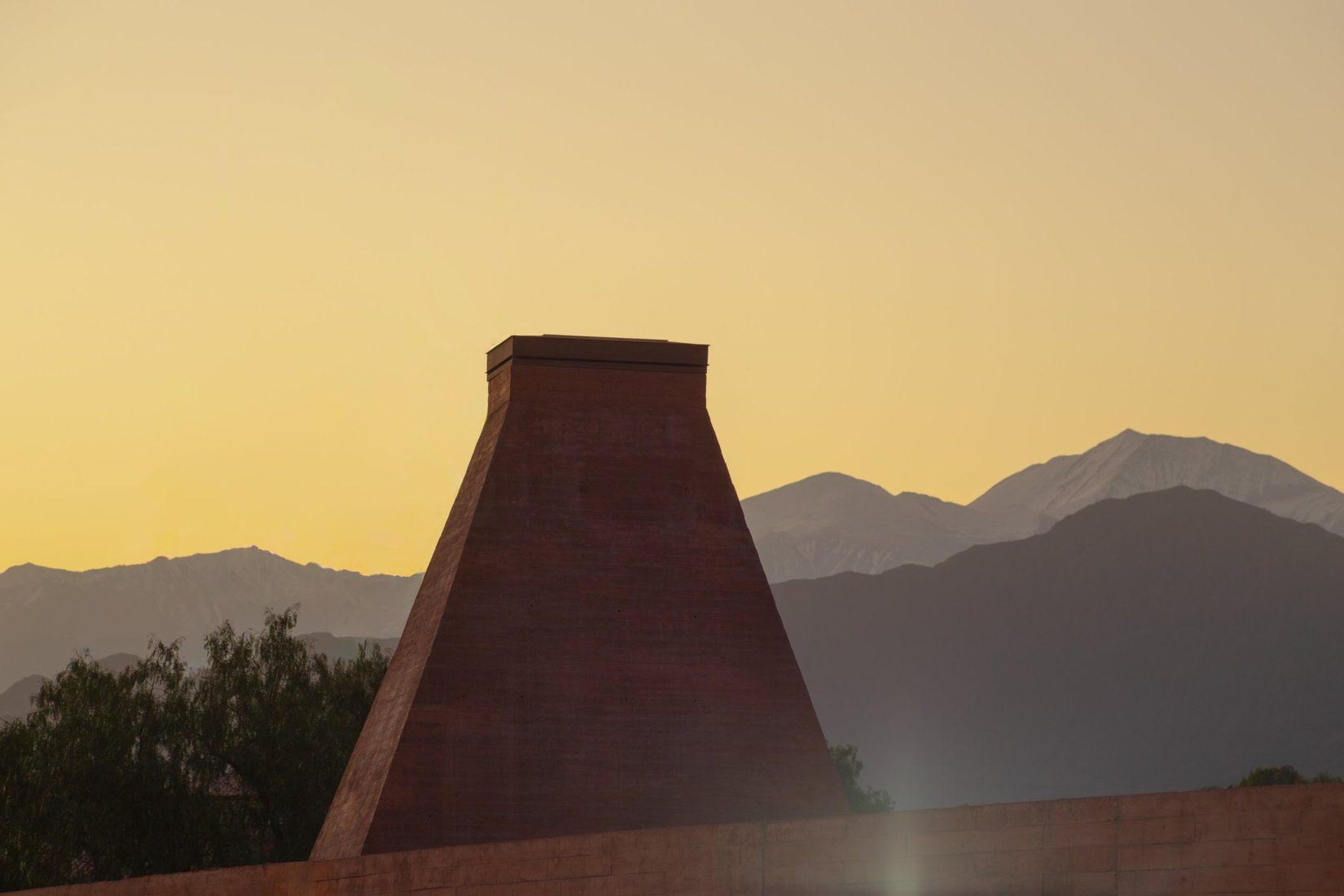La pirámide del Zoco frente a la cordillera al atardecer
