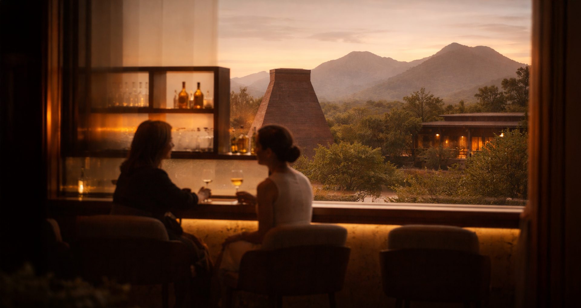 Bar con vista a la pirámide del Zoco y los cerros